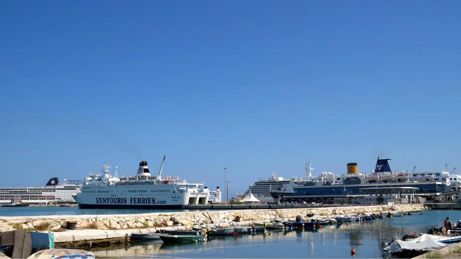Três mísseis Akeron ocultos em furgão: motorista francês preso após revista no porto de Bari