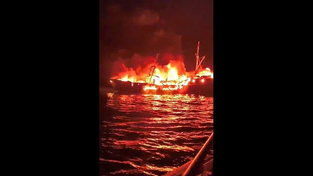Três pescadores são resgatados após incêndio no peschereccio Corvo e naufrágio na Galícia