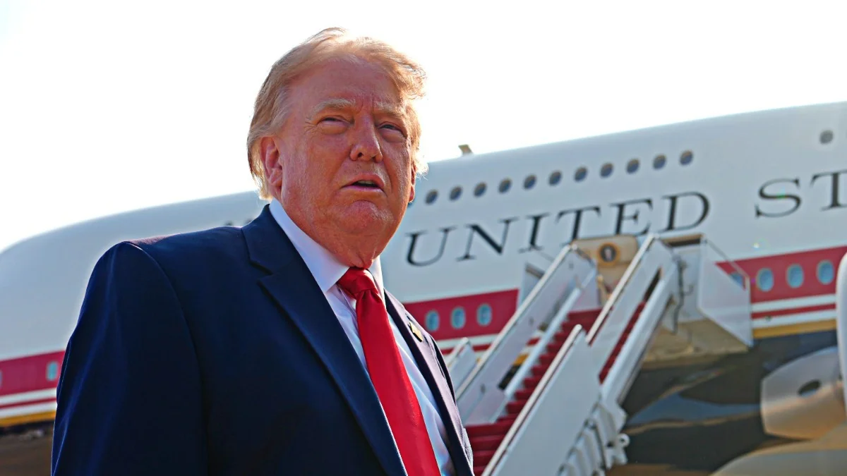 Trump diz ter evitado ataques massivos ao Irã após pedido de negociações sobre Hormuz; Teerã nega tratativas