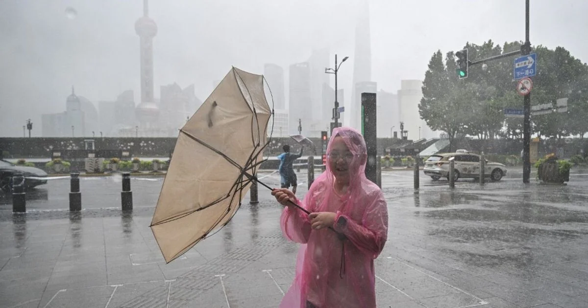 Tufão Dolphin derruba leste da China: 1,6 milhão evacuados e chuva histórica em Xangai