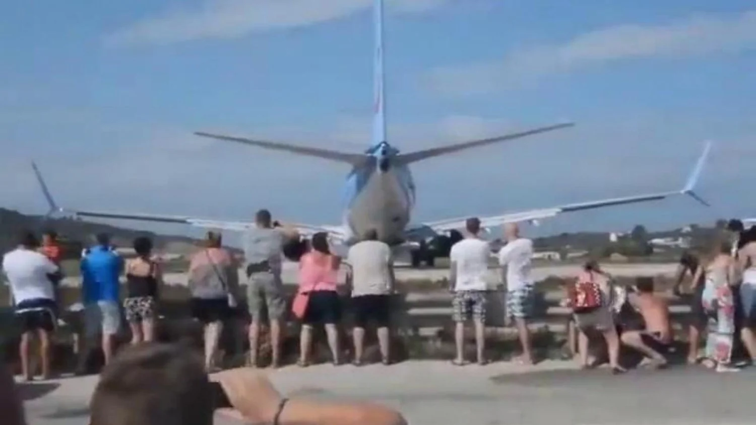 Turista italiana de 52 anos ferida em Skiathos após se aproximar demais da pista durante decolagem