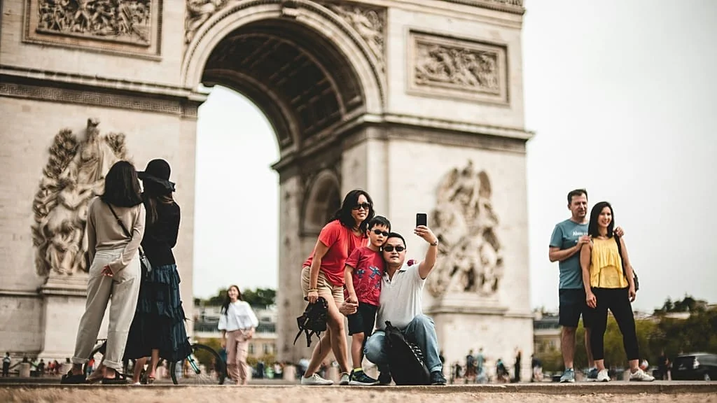 Turistas mais educados do mundo: Japão no topo; EUA lideram em gorjetas e gastos