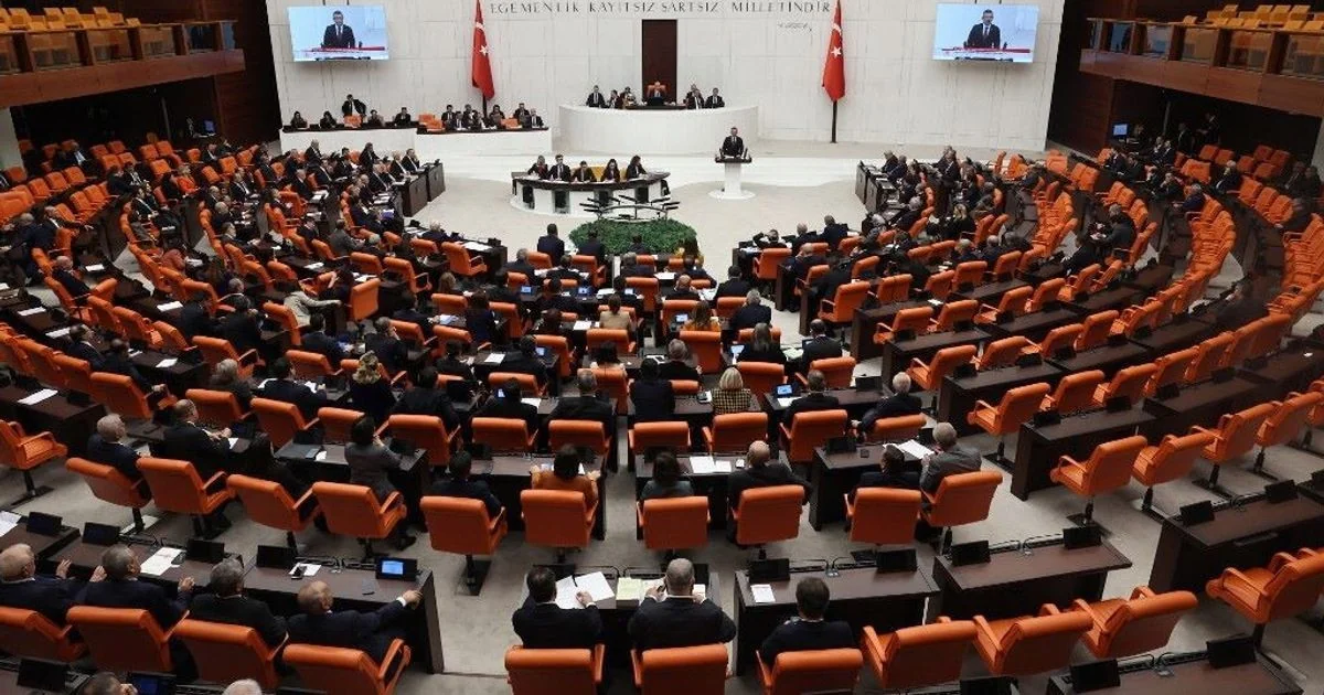 Turquia avança em projeto de amnistia parcial para militantes do PKK que depuserem armas