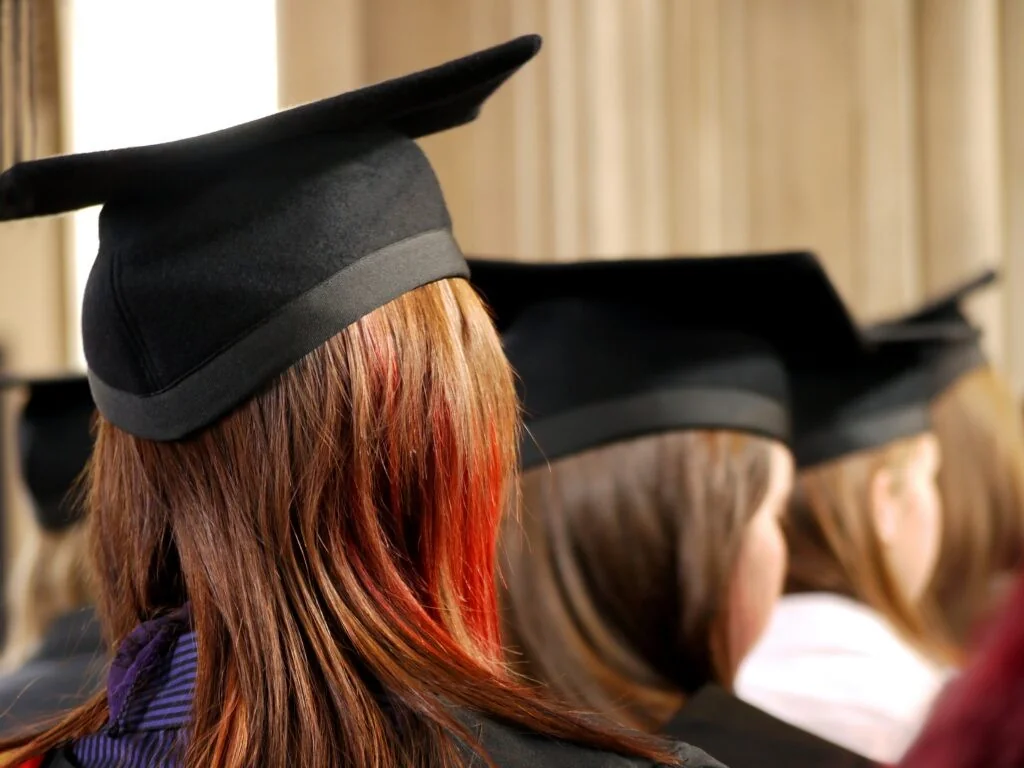UE forma mais mulheres, mas a hegemonia nas STEM permanece masculina