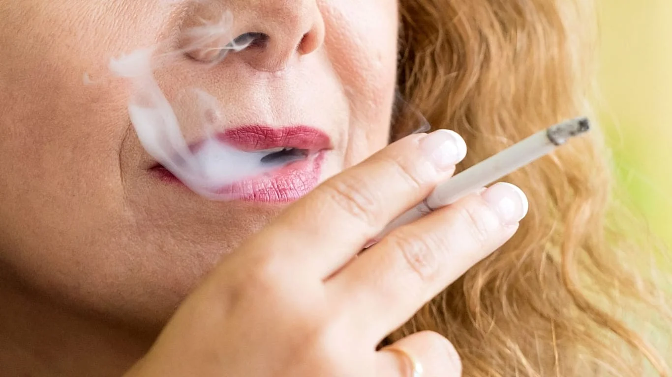 UE estuda aumento de impostos sobre cigarros e taxação de e-cigarettes: impacto na saúde e no mercado