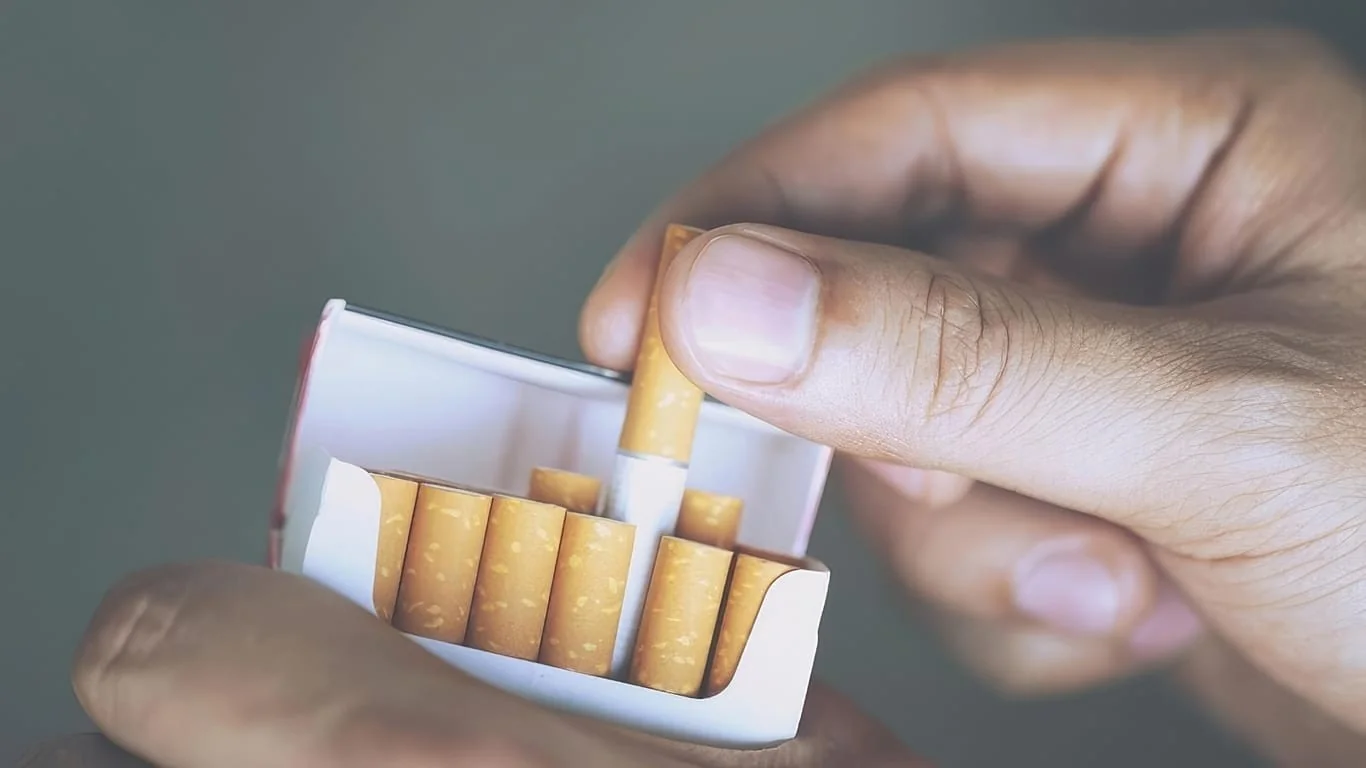UE avança para frear o fumo: Comissão reescreve regras para proteger as novas gerações