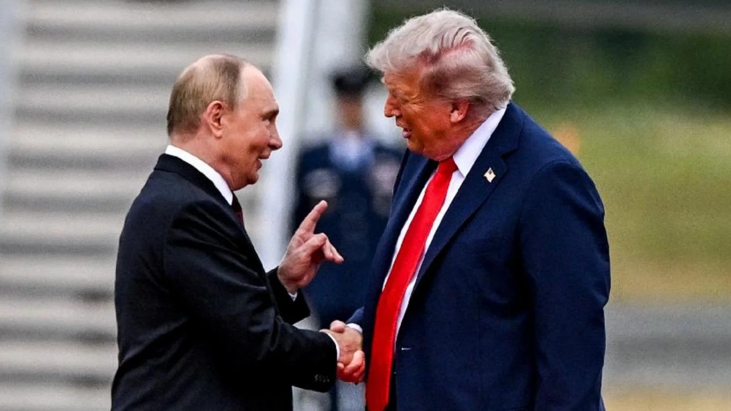 Um ano após Anchorage: o encontro Trump–Putin não alterou o curso da guerra na Ucrânia