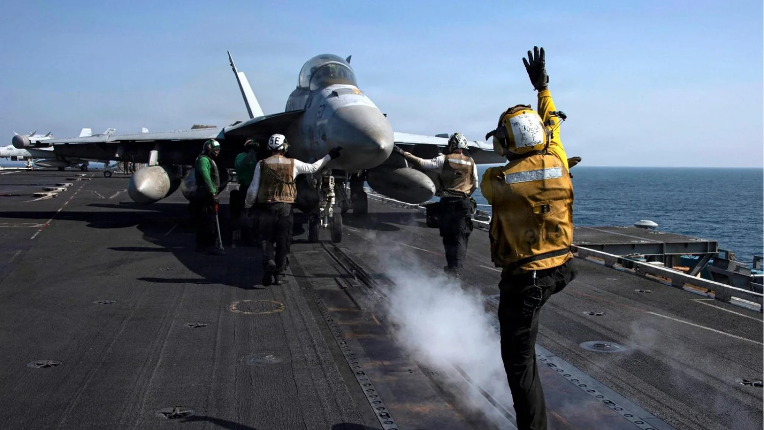 USS Abraham Lincoln: tensão política e crise a bordo após nove meses consecutivos em missão