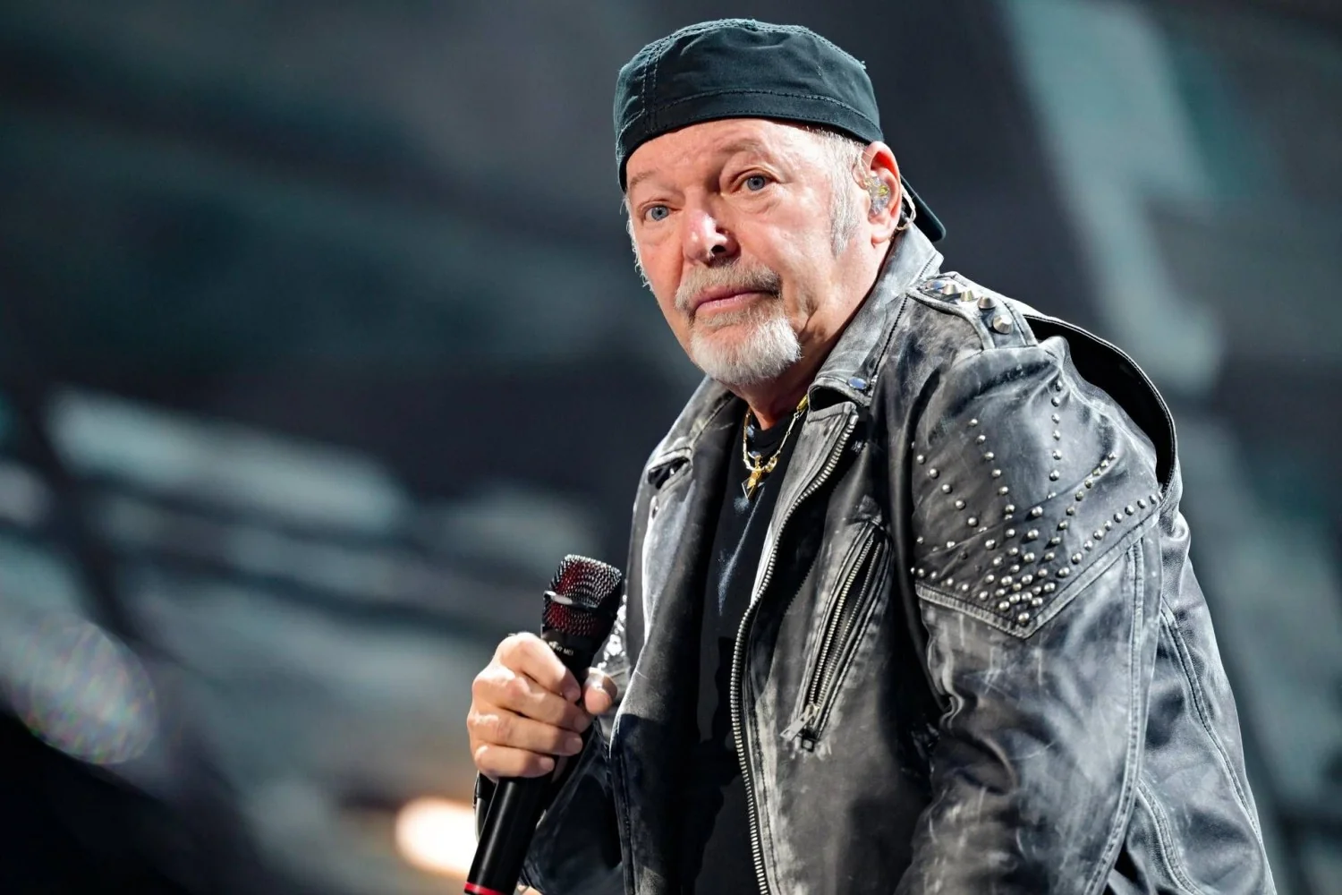 Vasco Rossi reage com fúria: nega ter delatado alguém e anuncia ação contra 'infame'