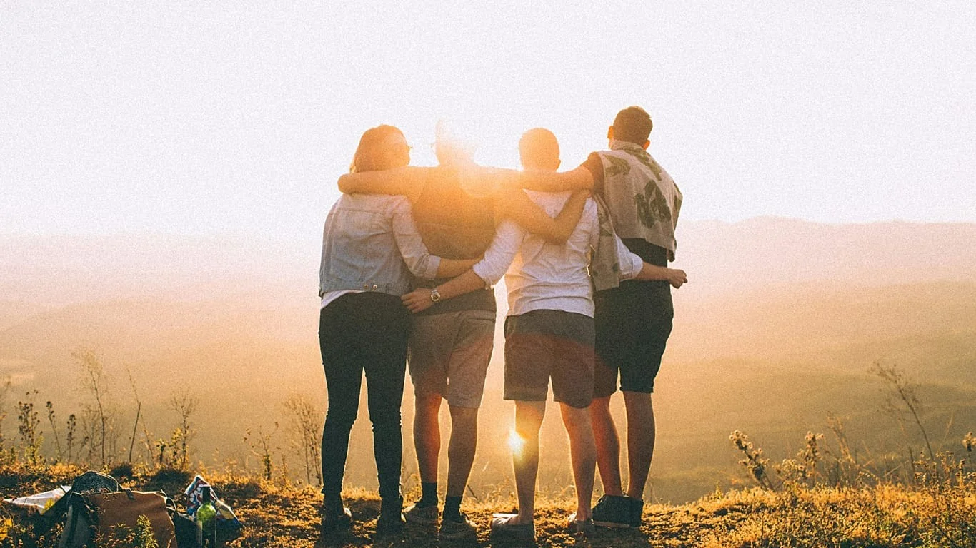 Viagens Y2K: por que millennials e Geração Z estão redescobrindo os anos 90 e 2000