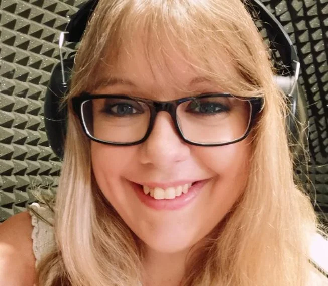 Emily Jardine: a voz da publicidade que fatura mais de €130 mil narrando campanhas de Google, Coca‑Cola e WhatsApp
