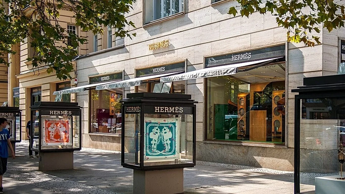 Zarna Garg fica 80 minutos presa no banheiro da Hermès em Berlim e questiona segurança da loja