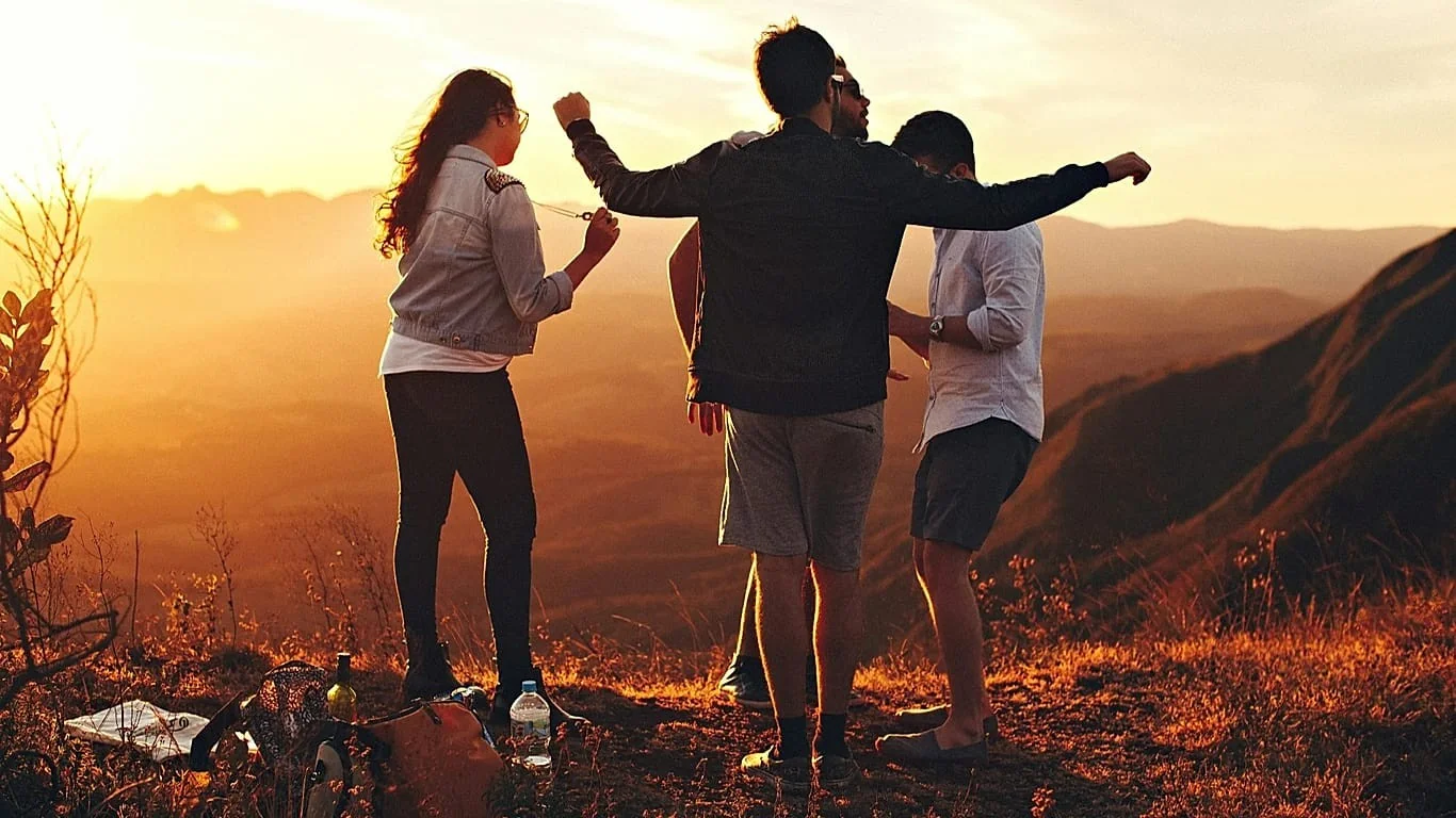 Por que 61% dos viajantes agem diferente em férias? O estudo que revela as pequenas permissões do «Dolce Far Niente»