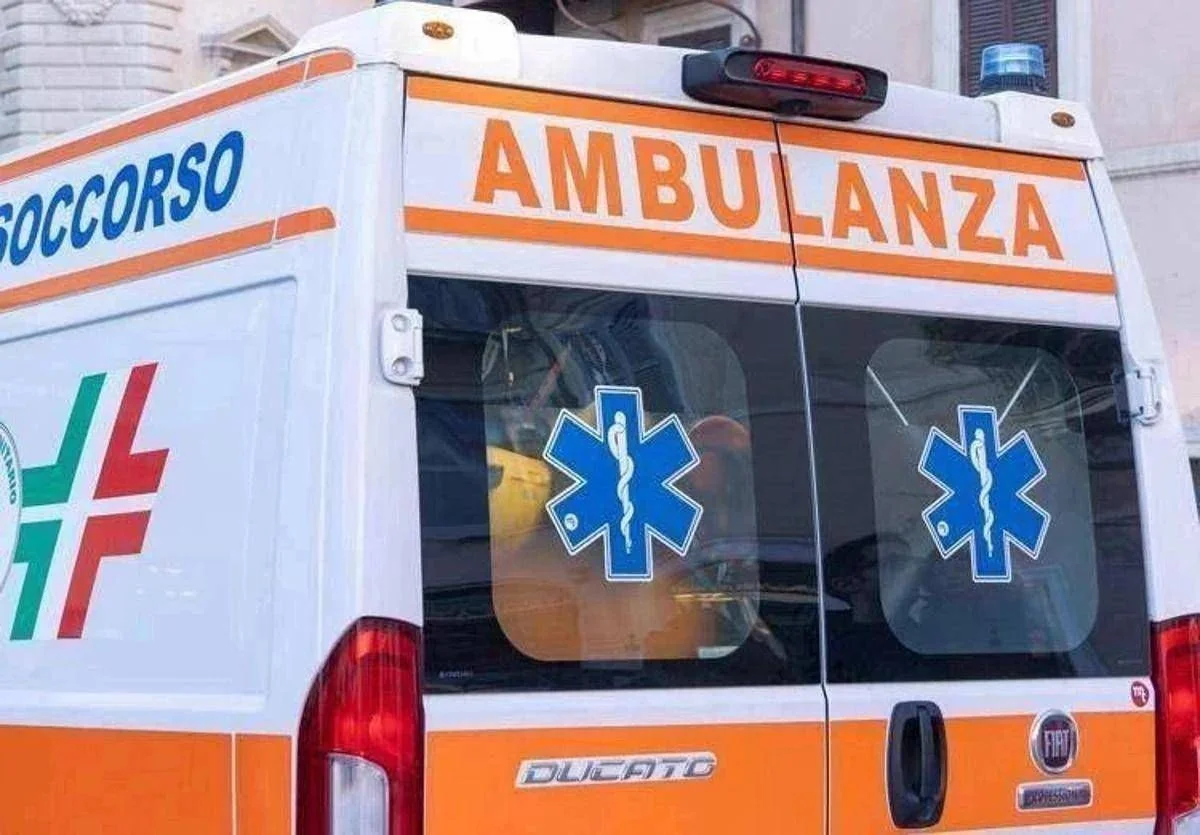 Acidente com quatro carros na Via Domitiana, em Giugliano, deixa uma pessoa morta