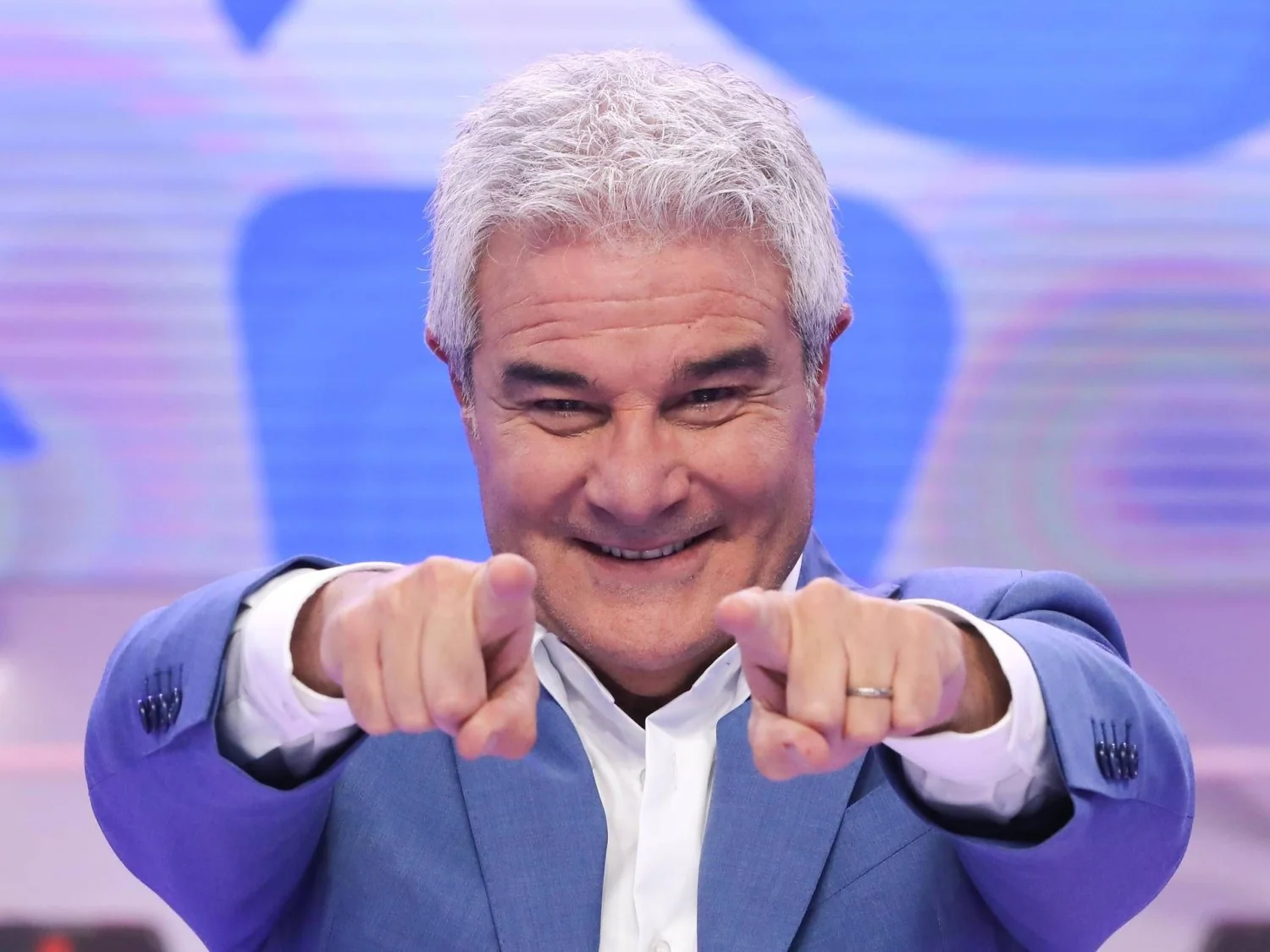 Advogado de Pino Insegno nega ligação com Giorgia Meloni e exige retratação após acusações na TV