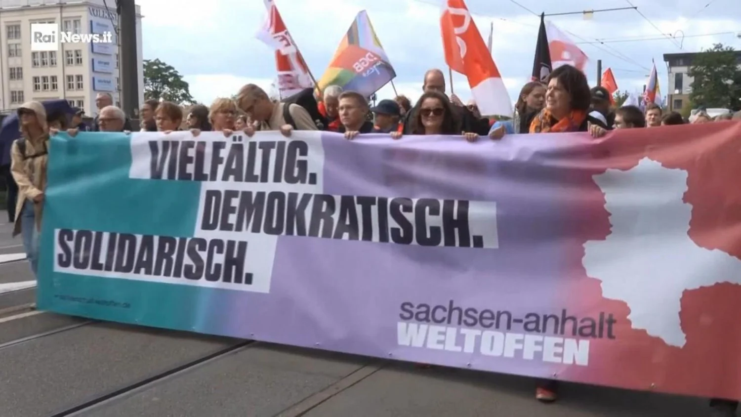 Consenso da AfD sobe para 40% em Saxônia-Anhalt; multidão ocupa Magdeburgo pelo 'Festival da Democracia'