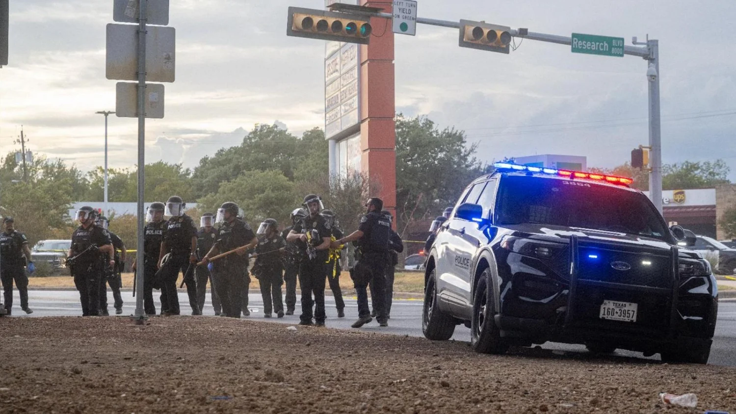 Agente do ICE atira em imigrante venezuelano em Austin e gera onda de protestos e pedidos de investigação