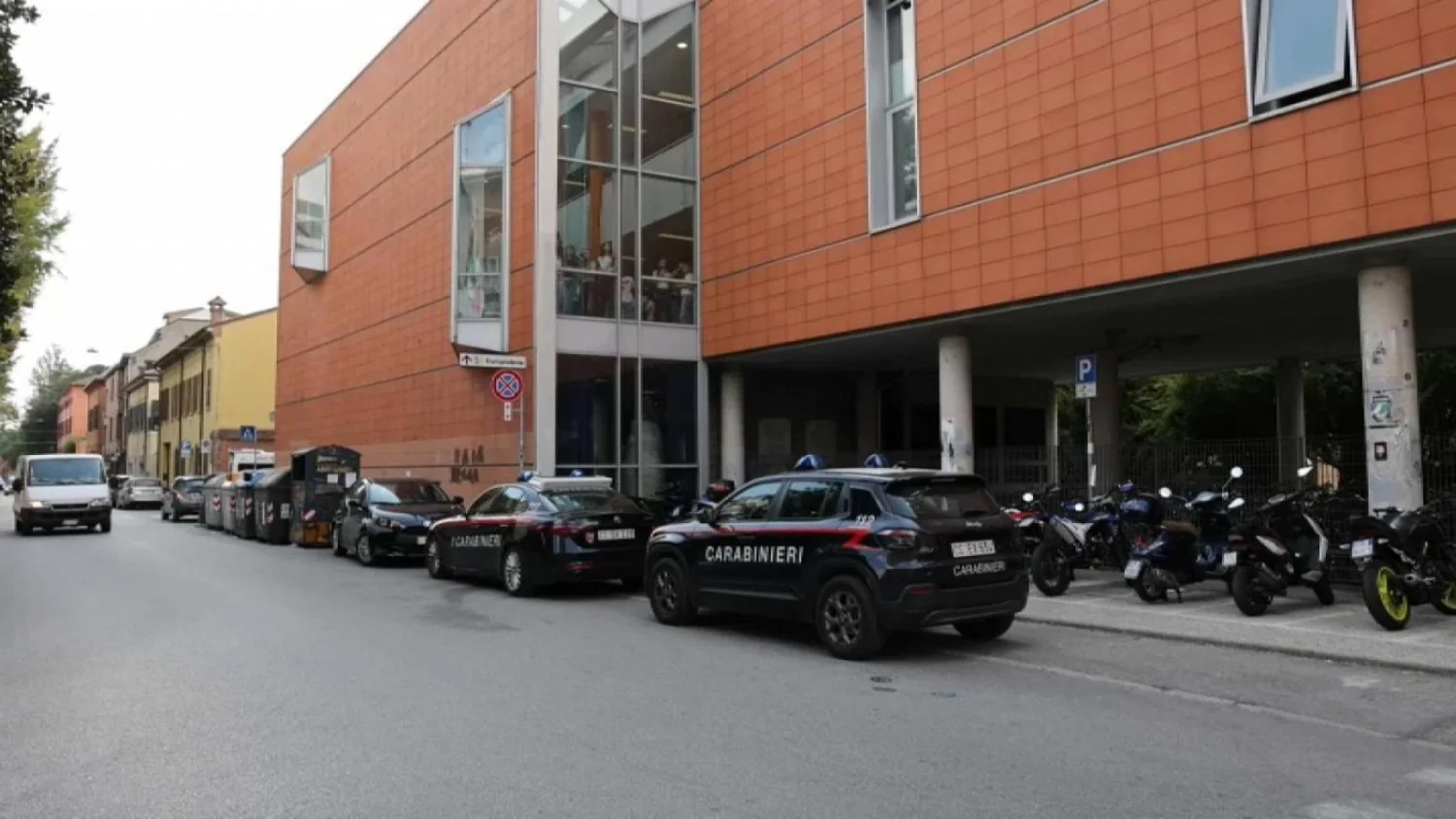 Agressão com faca no Liceu Ariosto de Ferrara: maior de idade detido após ataque a aluno de 15 anos