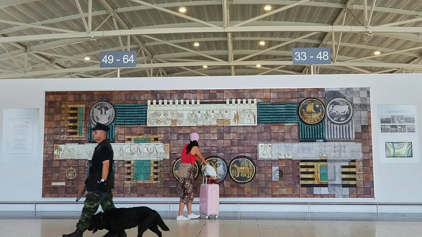 Alarme de bomba em Larnaca: voo da Wizz Air Malta para Roma é inspecionado após denúncia por fax