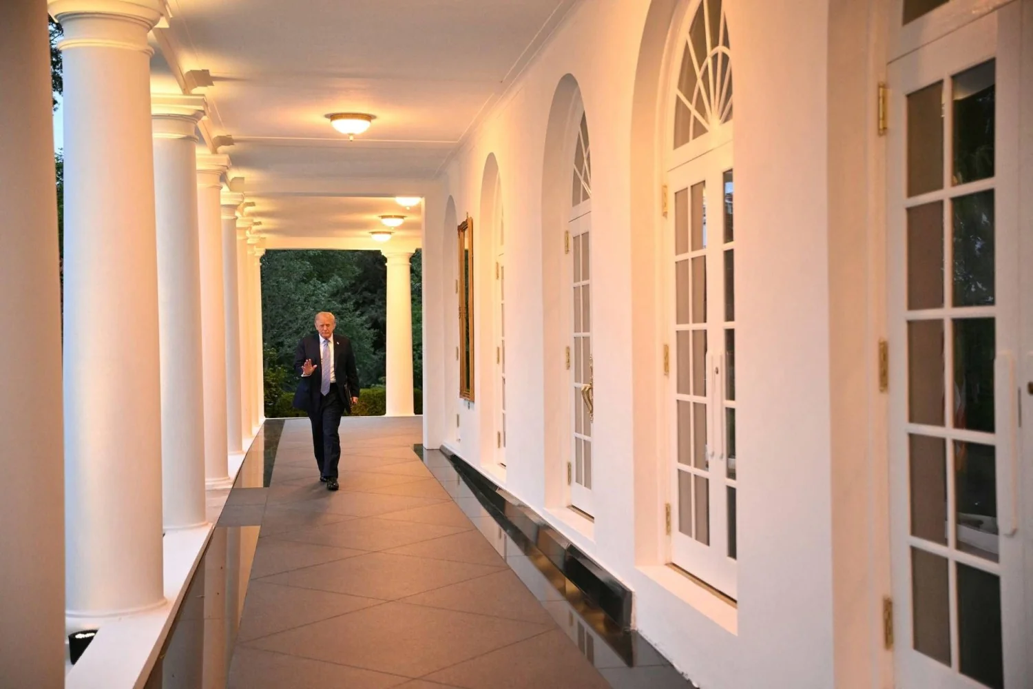 Alerta dos EUA para o Médio Oriente: risco de escalada; Trump antecipa retorno de Camp David