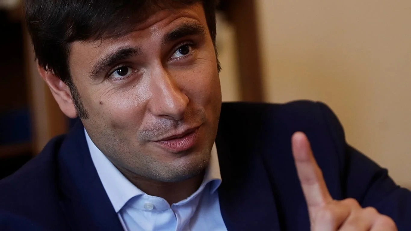 Alessandro Di Battista retorna a Roma Ciampino após hospitalização em Cuba