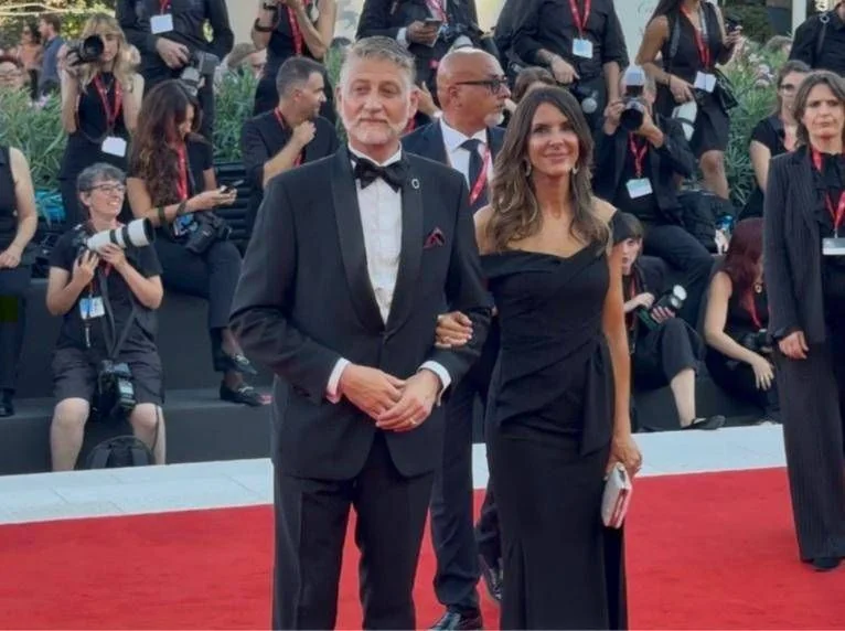 Alessandro Giuli no red carpet da Mostra de Veneza: o sutil gesto com as cores da Palestina