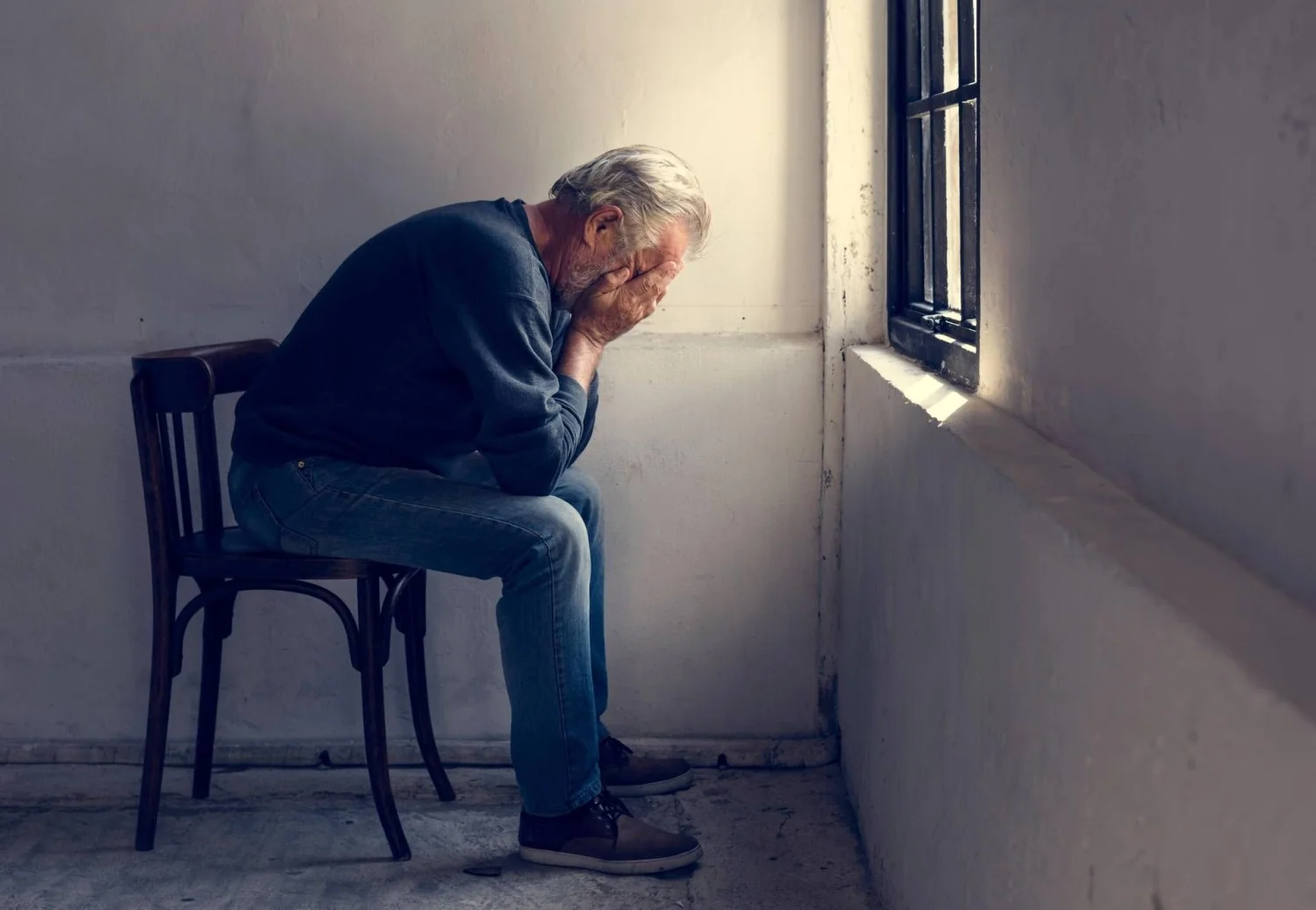 Alzheimer na Itália: 1,2 milhão com demência, custos de €23 bi e avanços em diagnóstico e fármacos