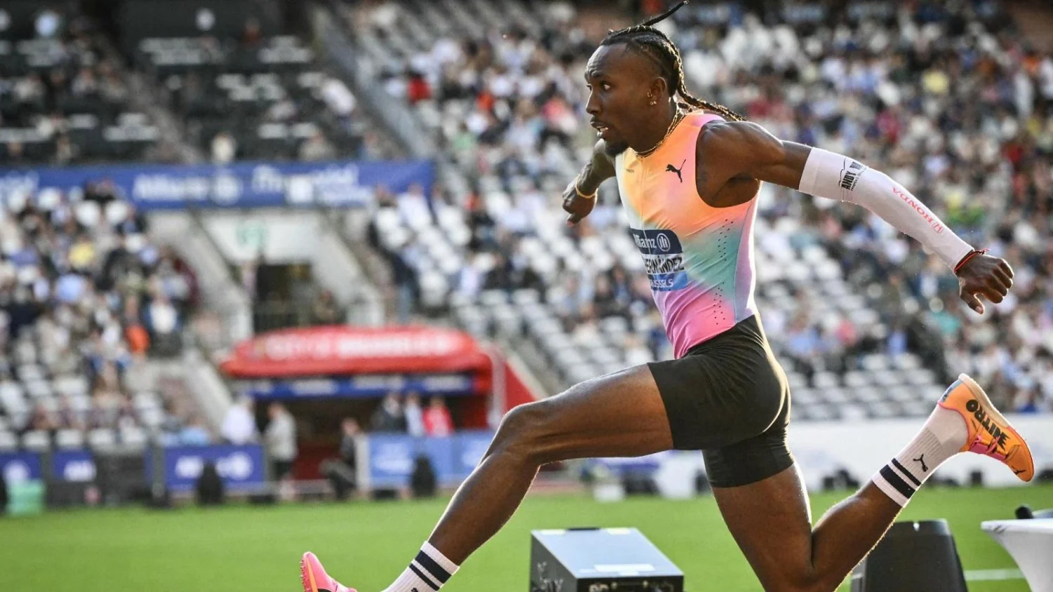 Andy Díaz vence o salto triplo em Bruxelas e garante o troféu da Diamond League