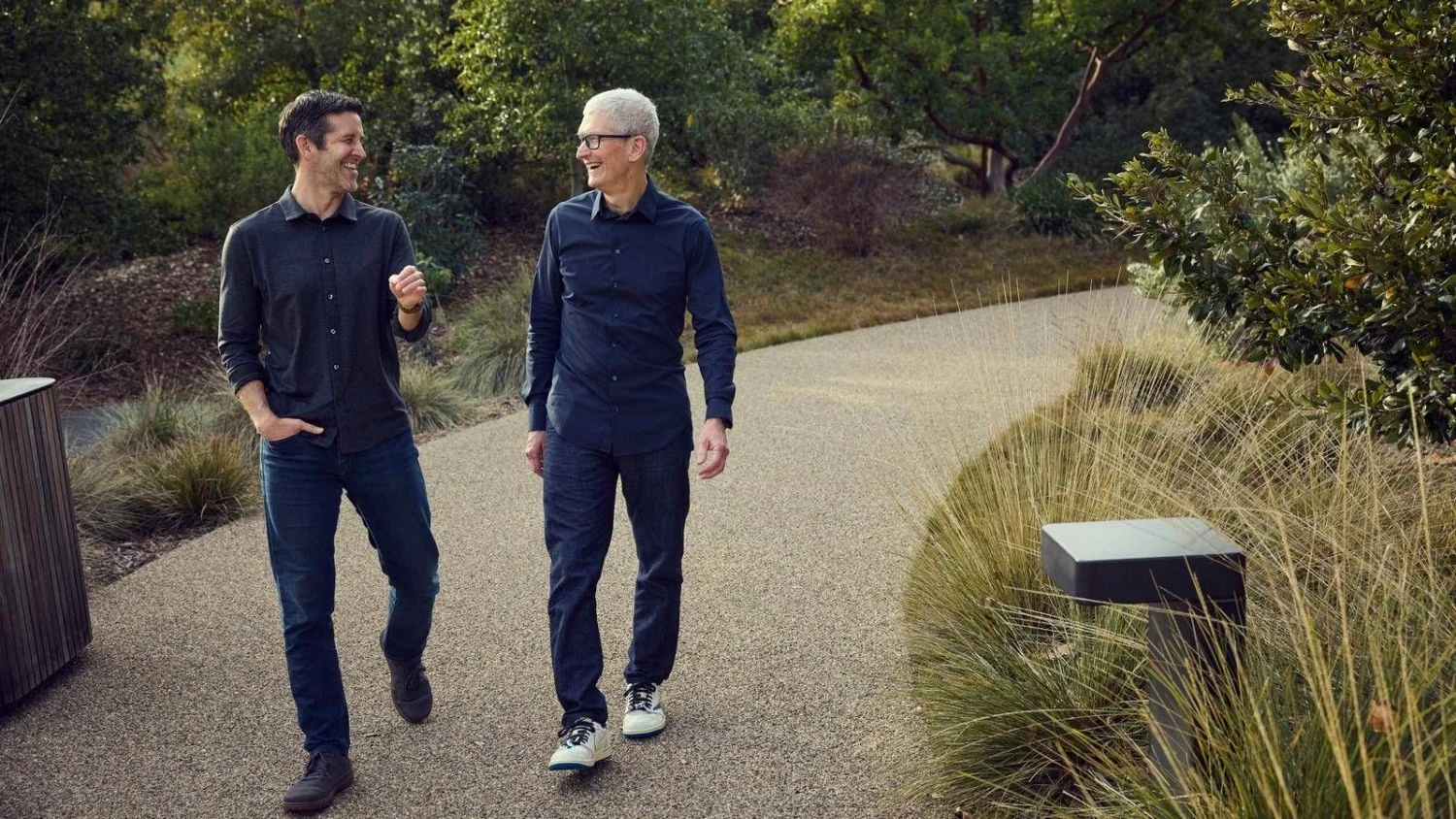 Apple anuncia pacotes: John Ternus receberá US$58 milhões; Tim Cook, US$47 milhões