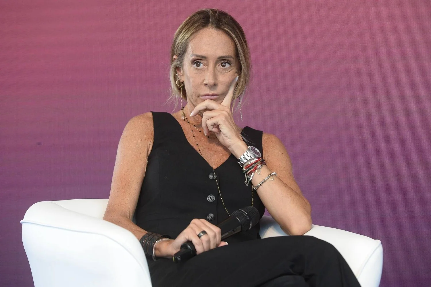 Arianna Meloni com pulso engessado: o que aconteceu nas férias na Sardenha