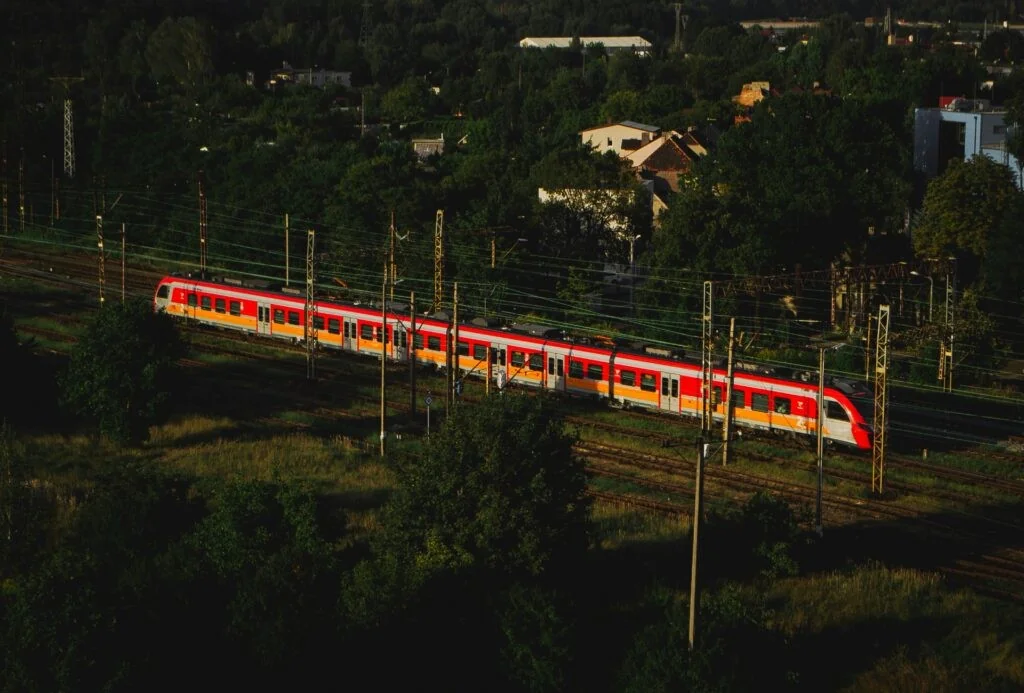 Ataque russo a trem perto da fronteira com a Polônia eleva tensão e lança desafio ao Ocidente