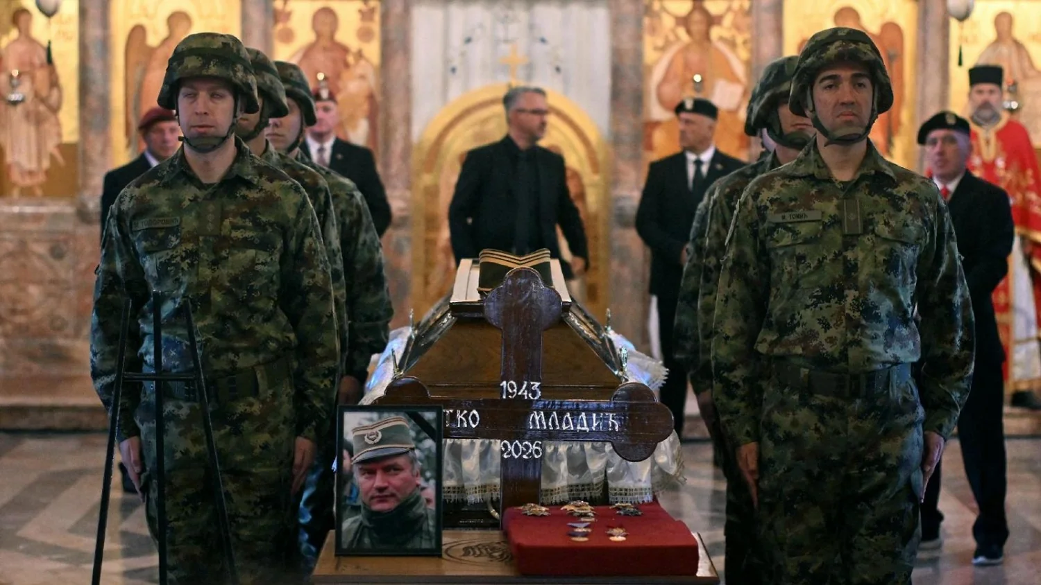 Belgrado: multidão presta homenagem a Ratko Mladic entre tensão diplomática e retorno do nacionalismo
