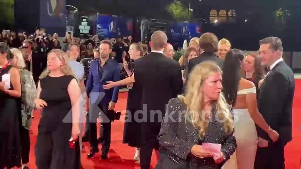 Ben Affleck surpreende no red carpet da Mostra de Veneza e deixa cena para o irmão Casey Affleck