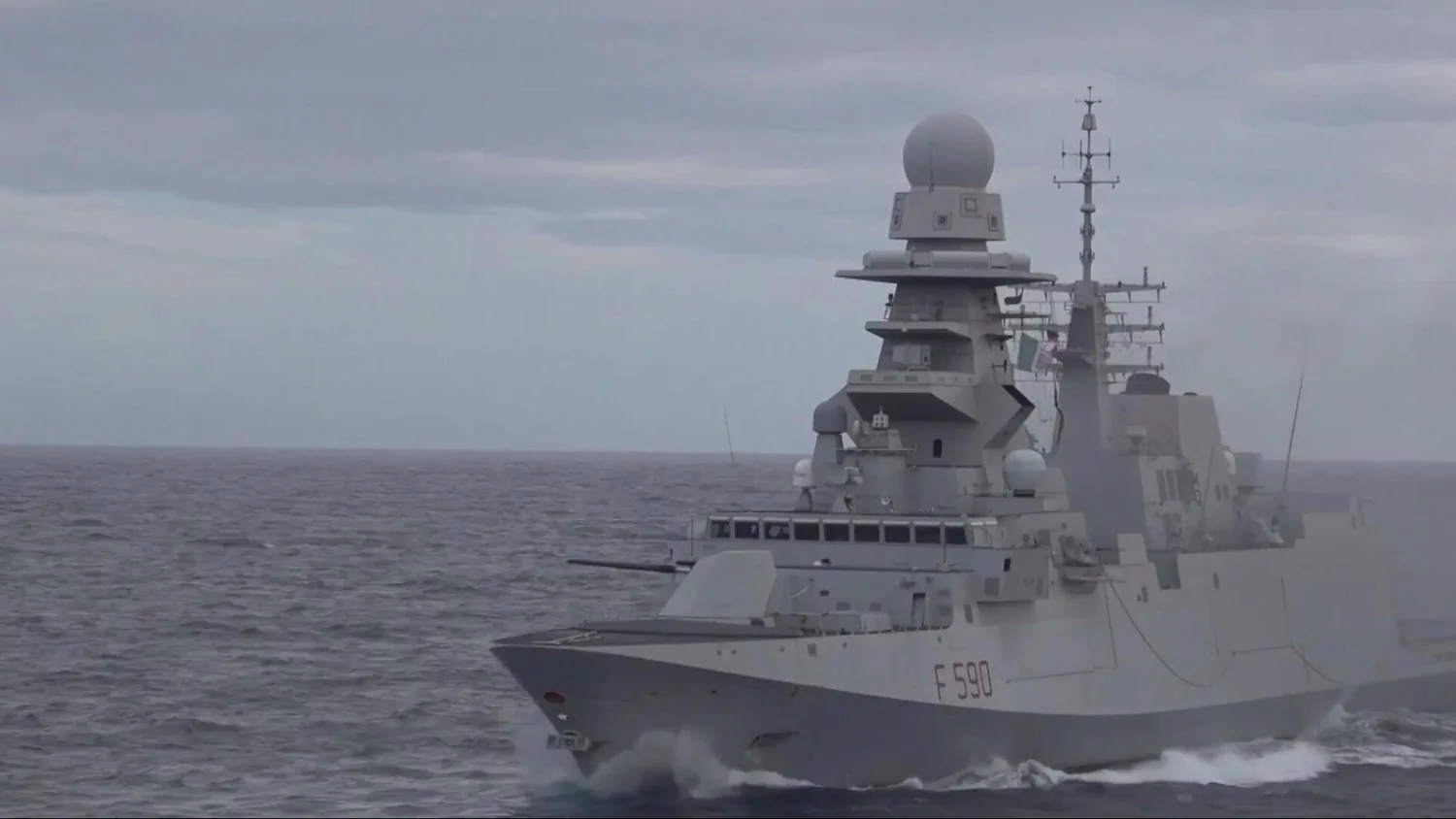 Fregata Bergamini escolta mercante italiano em Bab el-Mandeb: sinal de firmeza naval em meio a aberturas diplomáticas