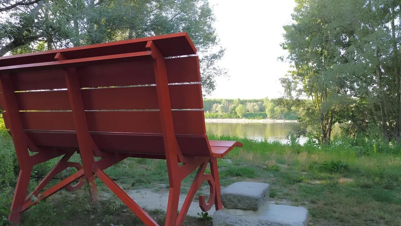Big Bench: o encanto dos bancos gigantes que transformam a paisagem italiana