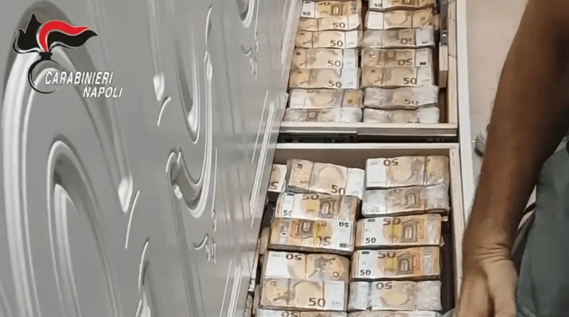 Blitz anticamorra em Nápoles: encontrados €3,2 milhões e relógios Rolex escondidos em paredes e sob o chuveiro