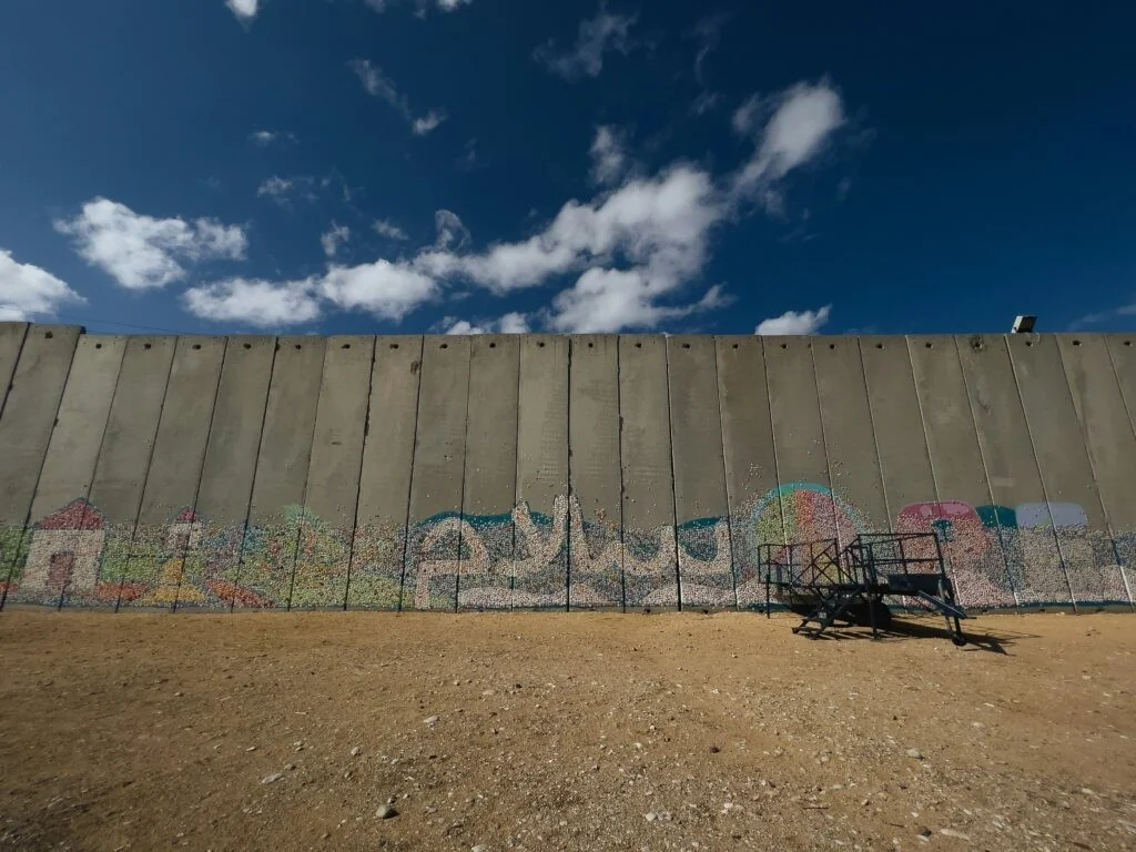 Mais de 100 eurodeputados pedem a von der Leyen: bloquear o comércio da UE com as colónias israelenses