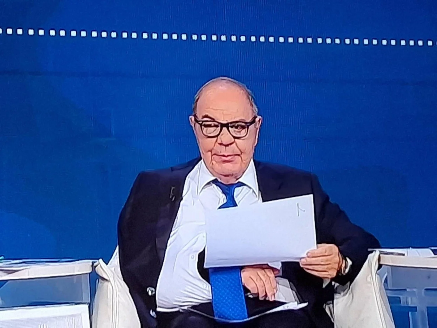Bruno Vespa vai ao ar com rosto tumefato e braço enfaixado; Meloni tentou adiar a entrevista