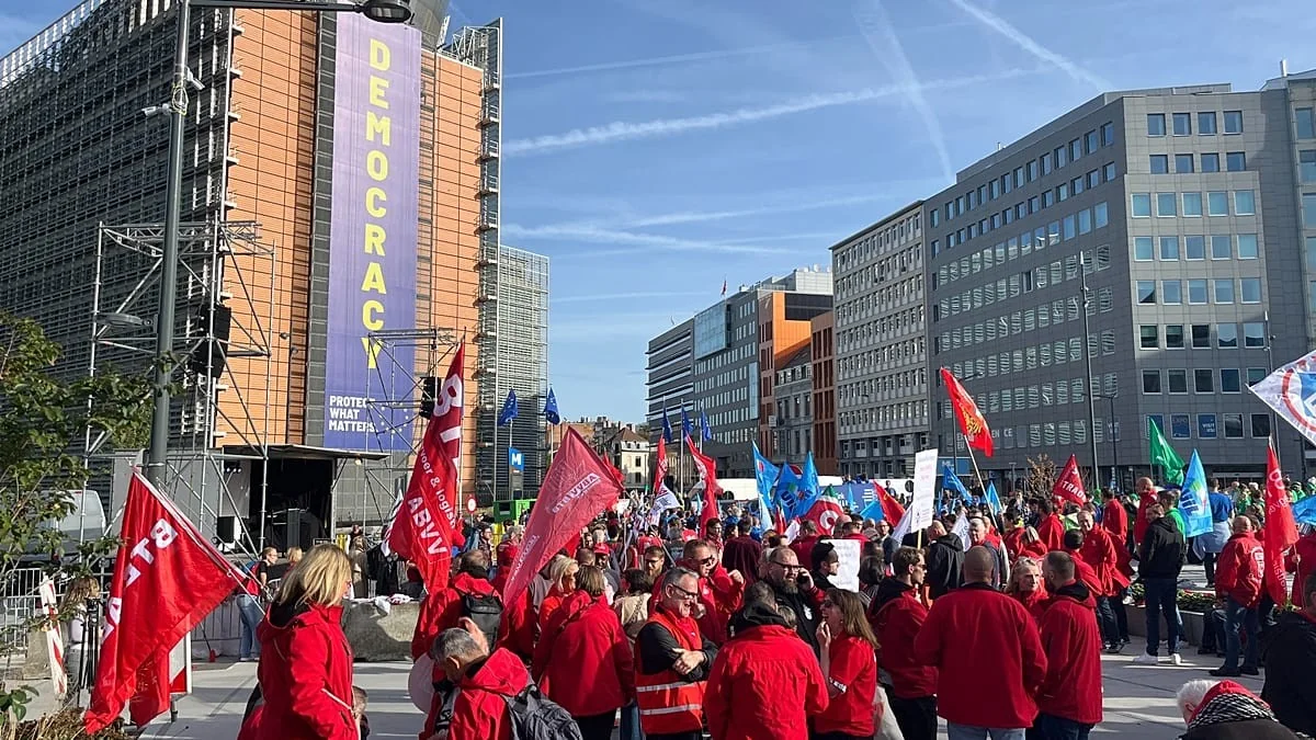 Protesto em Bruxelas contra a proposta EU Inc: sindicatos alertam para risco aos direitos dos trabalhadores