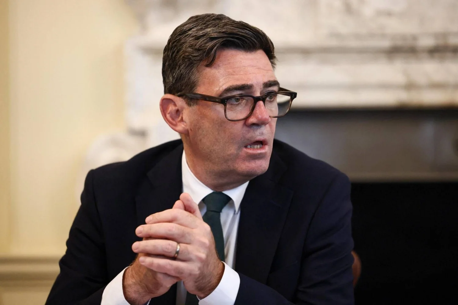 Burnham propõe retorno de álcool aos estádios da Premier League: entre tradição e segurança pública