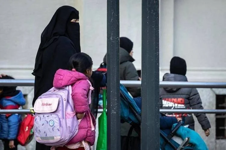Burqa e niqab vetados nas escolas: boato do decreto fixa teto de 30% para alunos estrangeiros