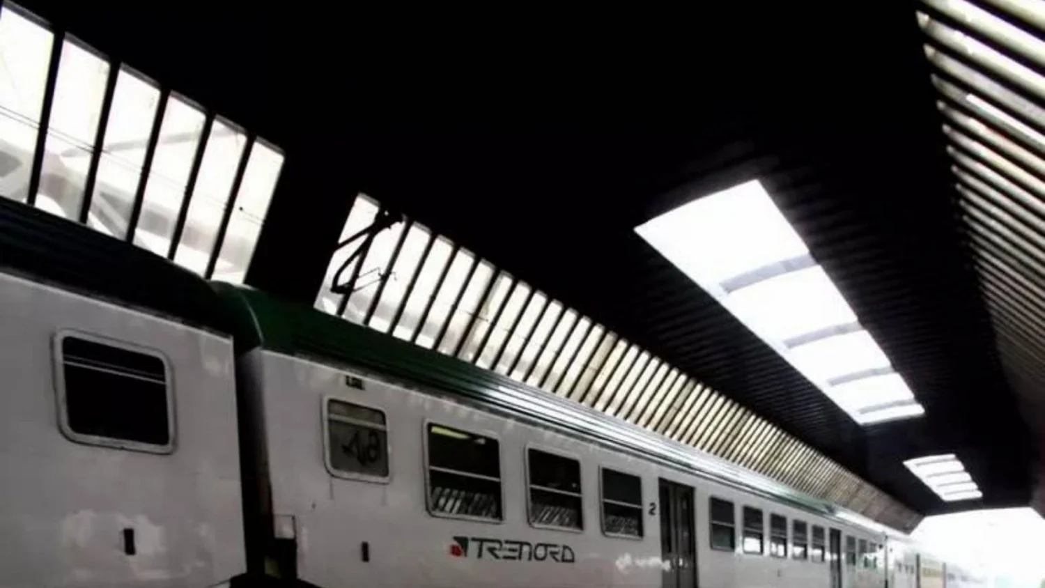 Cabo elétrico cortado durante obras paralisa trem Varese–Milão; 300 passageiros evacuados