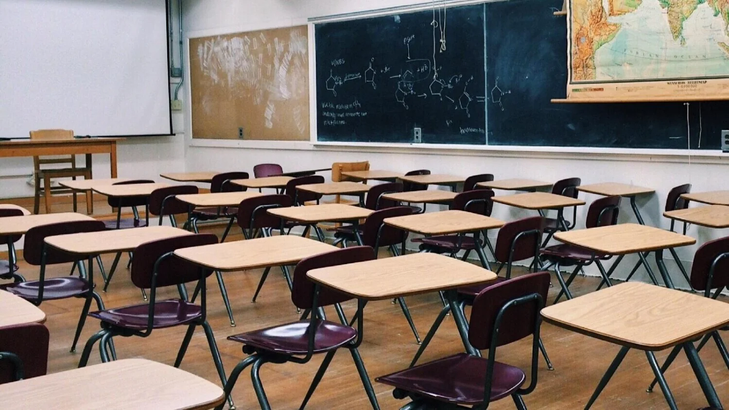 Calor extremo pressiona adiamento da volta às aulas, alertam médicos ambientais