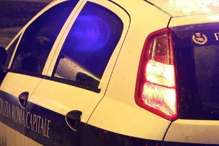 Caminhão danifica ponte na Via del Mare em Acilia; tráfego complica Roma Sul