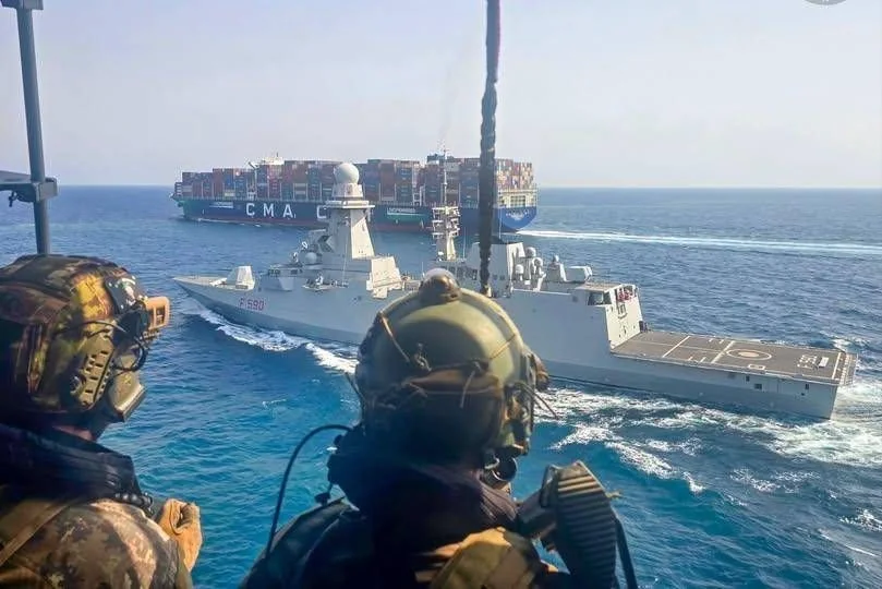 Fregata italiana Carlo Bergamini escolta o mercante Jolly Oro pelo Estreito de Bab el-Mandeb