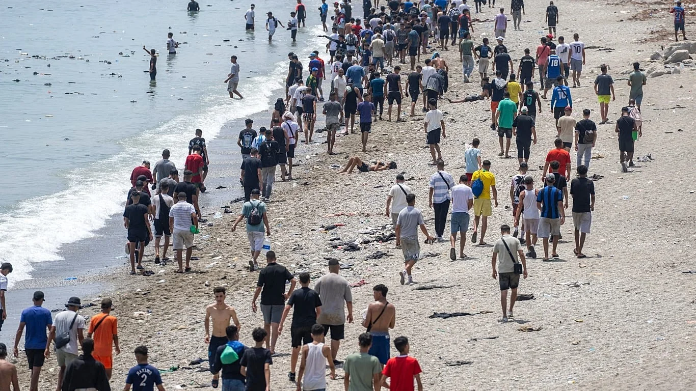 Ceuta: permanecem 2.100 menores migrantes e quase 11.000 adultos em situação tensa