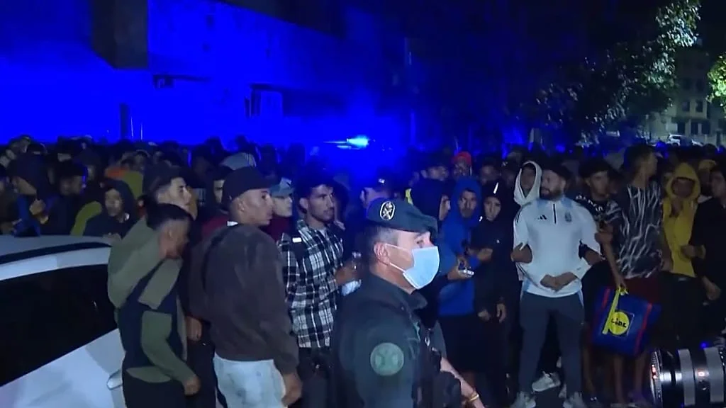 Ceuta transfere mais de 4.000 migrantes ao novo centro do porto entre tensões e tiros
