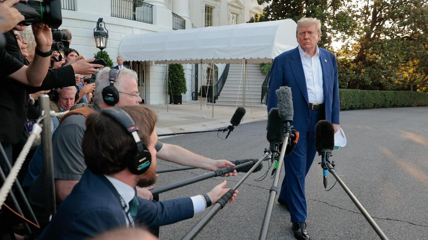 Trump exclui CNN, Politico e Ms Now da Casa Branca; veículos entram com ação pelo Primeiro Emendamento