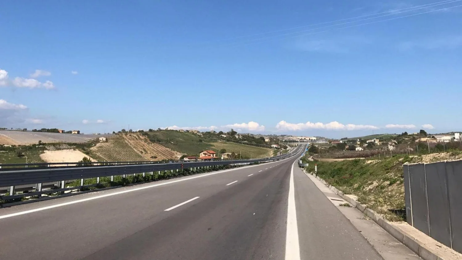 Colisão fatal na SS 640 em Caltanissetta: moto e veículo pesado deixam uma vítima