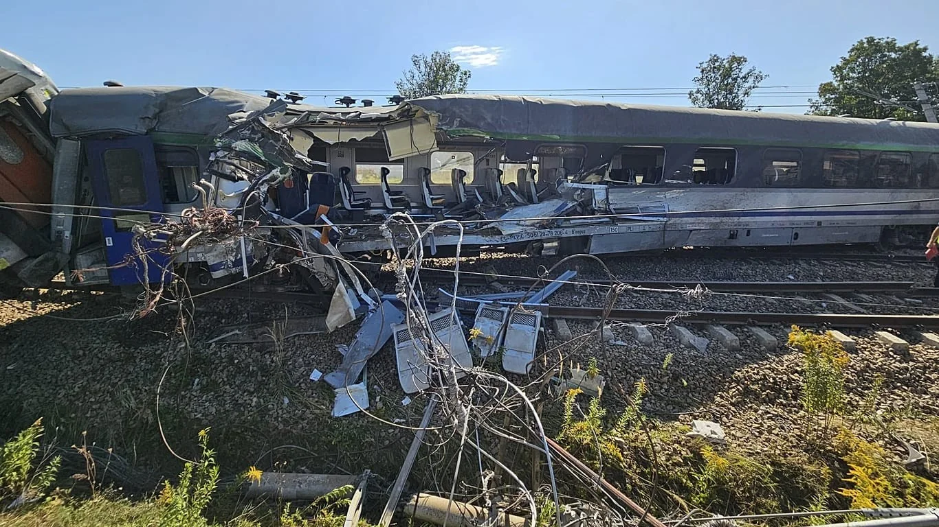 Colisão entre trem e caminhão na Polônia: 1 morto, 20 feridos e locomotiva descarrilada